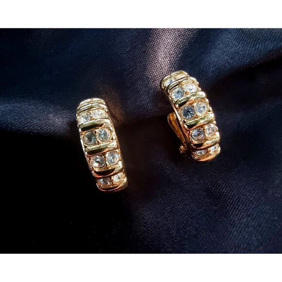 Vintage SWAROVSKI Signed Clear Rhinetones Half Hoop Clip On Earrings Gold Tone - Picture 2 of 10